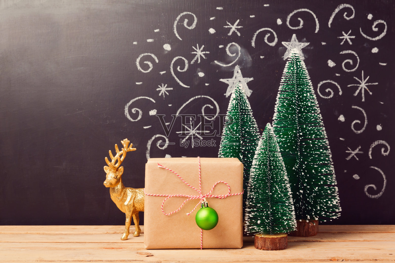 圣诞装饰和礼物盒在黑板的背景照片摄影图片