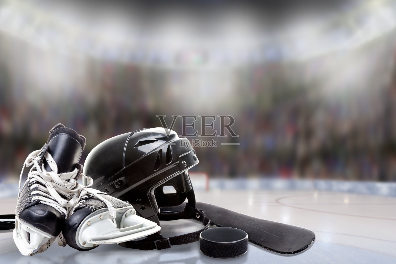 采购产品冰上曲棍球头盔，溜冰鞋，棒子和冰球在溜冰场照片摄影图片