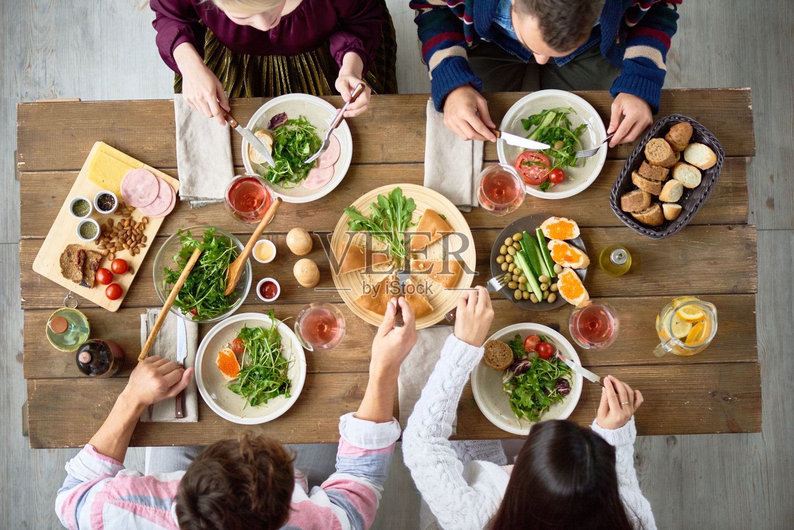 家人在餐桌上吃饭照片摄影图片