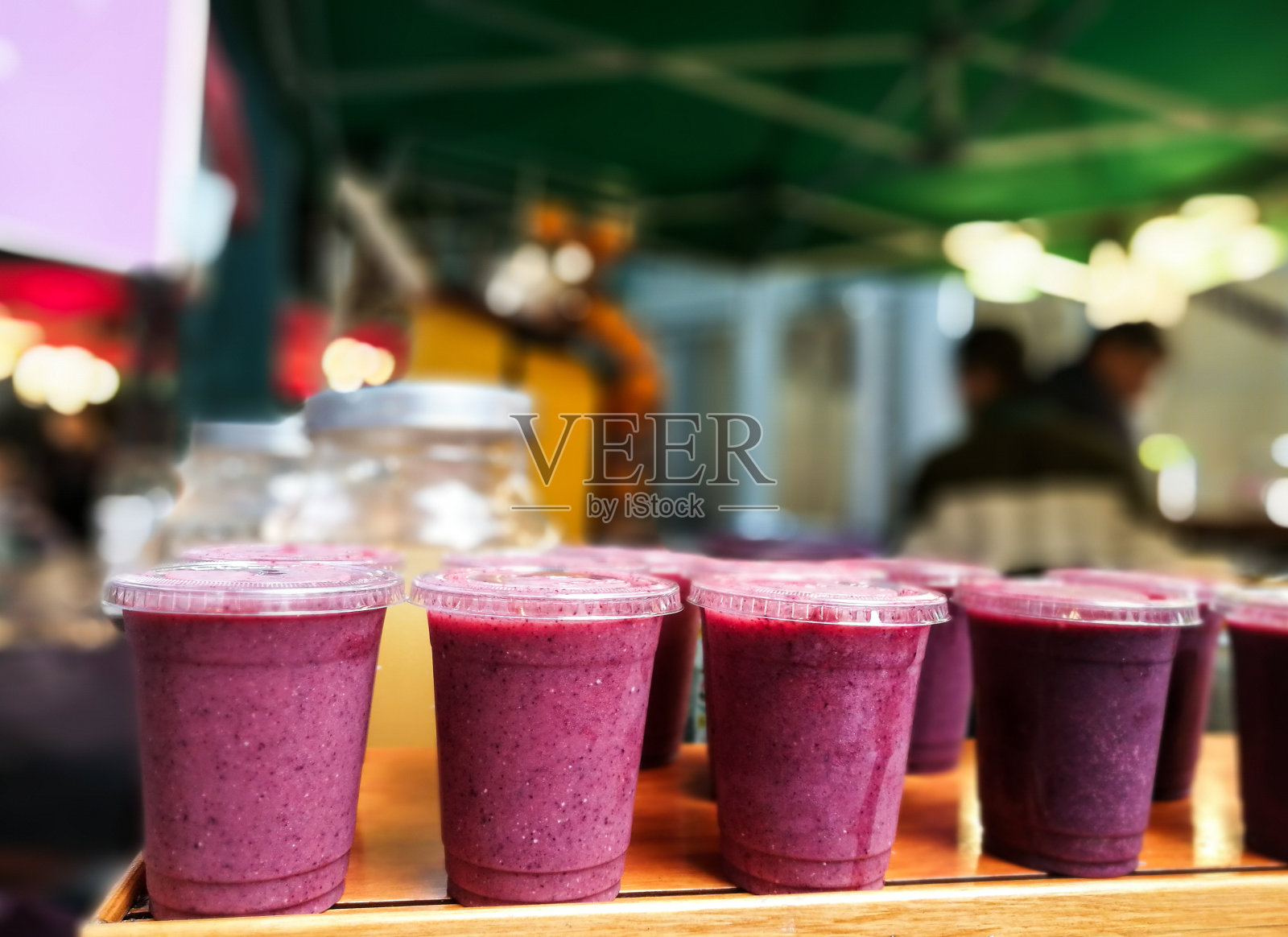 鲜榨水果冰沙在食品市场，博罗市场，英国照片摄影图片