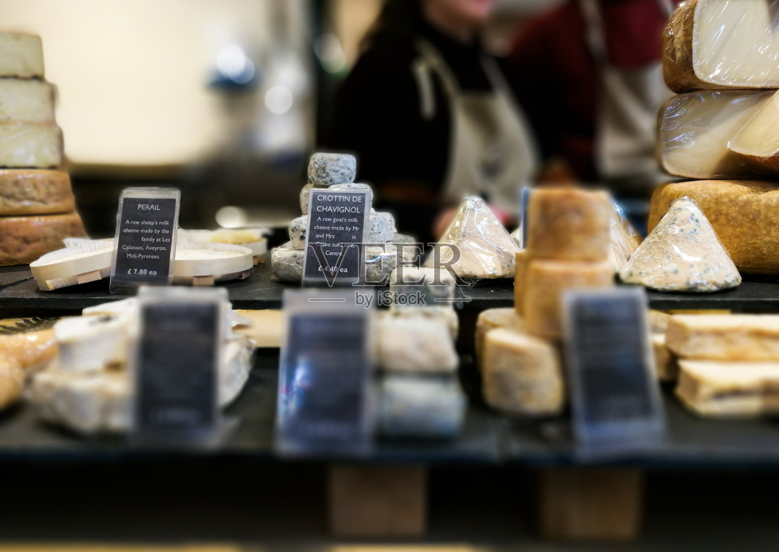 英国伦敦博罗市场展出大量的卡门贝尔奶酪、布里干酪和其他奶酪照片摄影图片