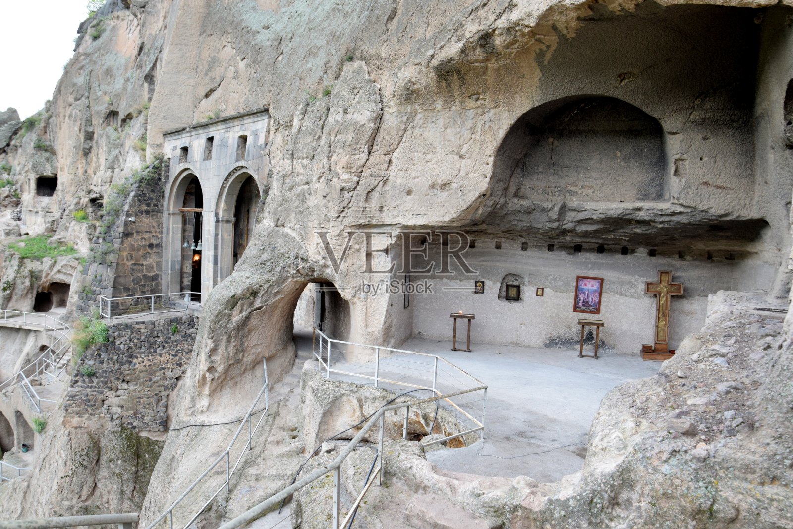 Vardzia是一个洞穴修道院遗址，出土于格鲁吉亚Akhaltsikhe附近Mtkvari河左岸的Erusheti山。照片摄影图片