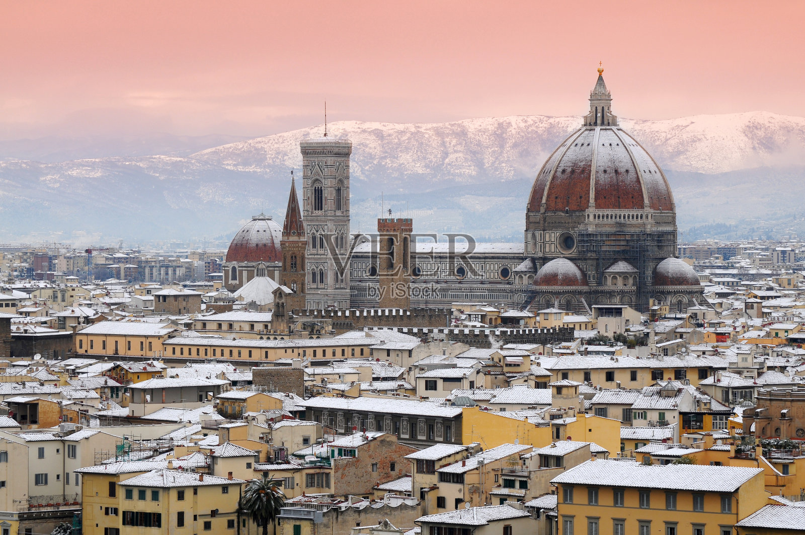 美丽的佛罗伦萨冬季城市景观与圣玛丽亚德尔菲奥里大教堂的背景，从米开朗基罗广场看到。意大利。照片摄影图片