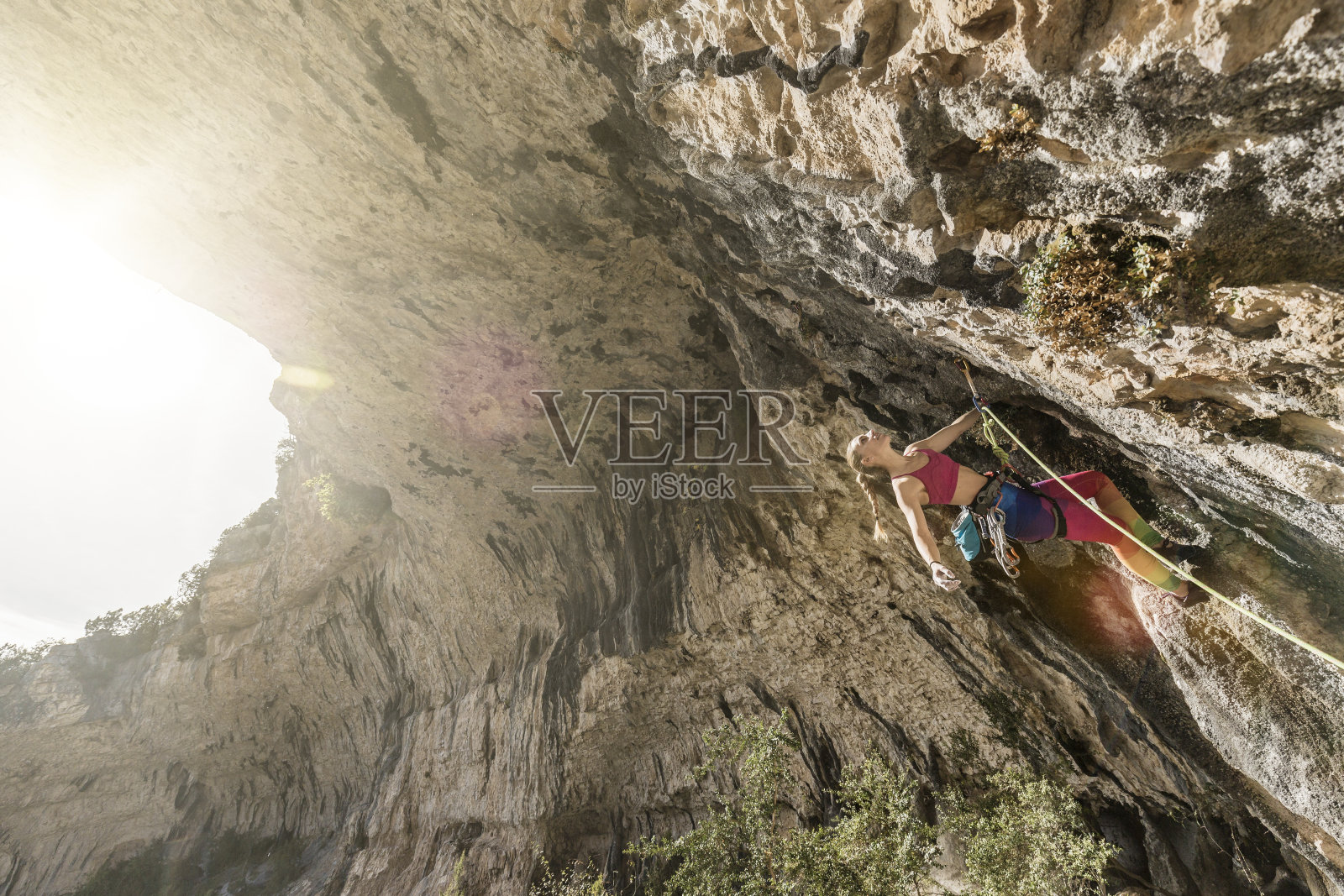 女子练习攀岩照片摄影图片