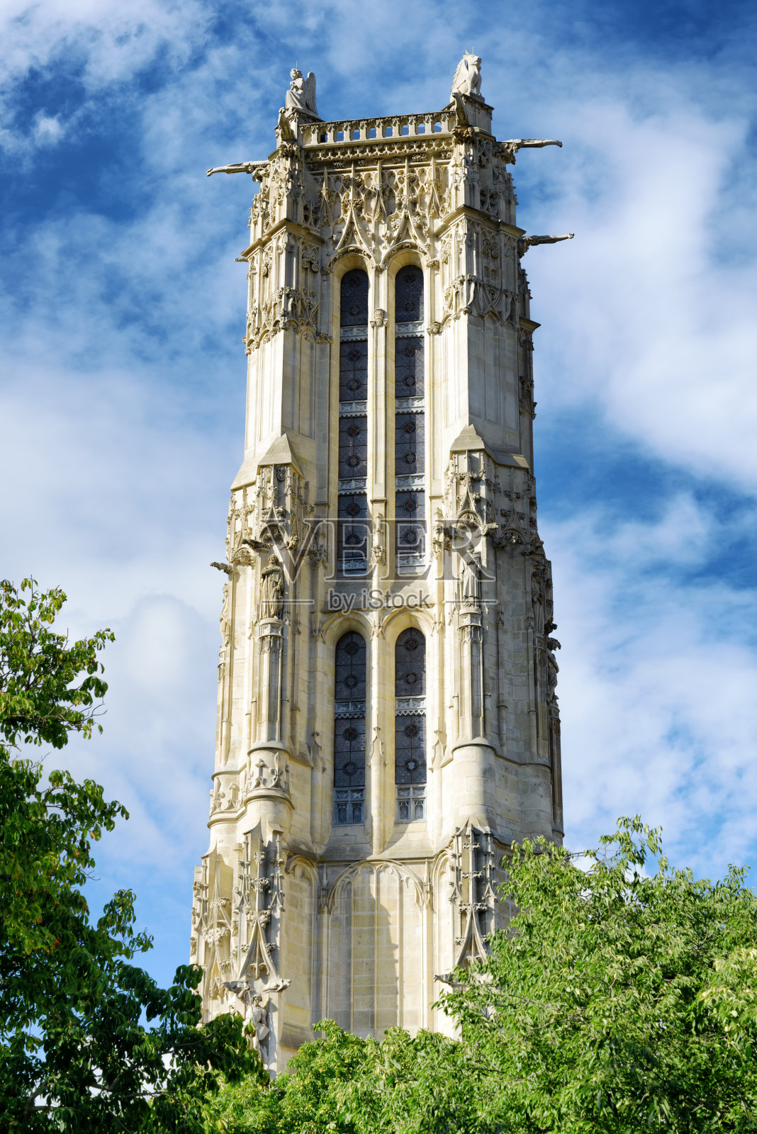 圣雅克塔哥特式风格的钟楼在巴黎，法国。照片摄影图片