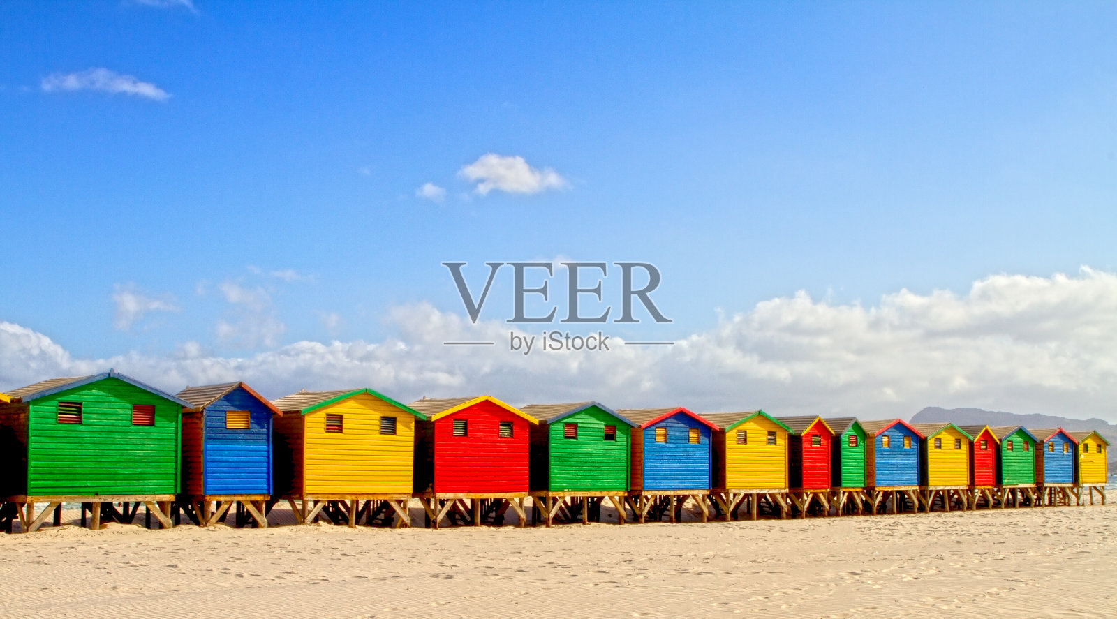 南非开普敦，Muizenberg海滩上的海滩小屋照片摄影图片