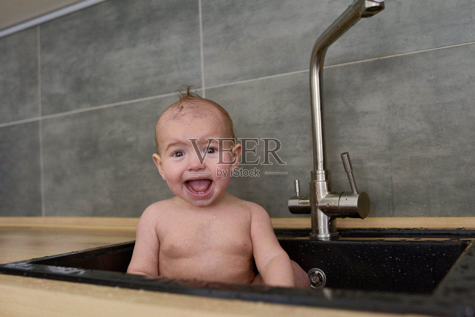 湿漉漉的女婴在尖叫照片摄影图片