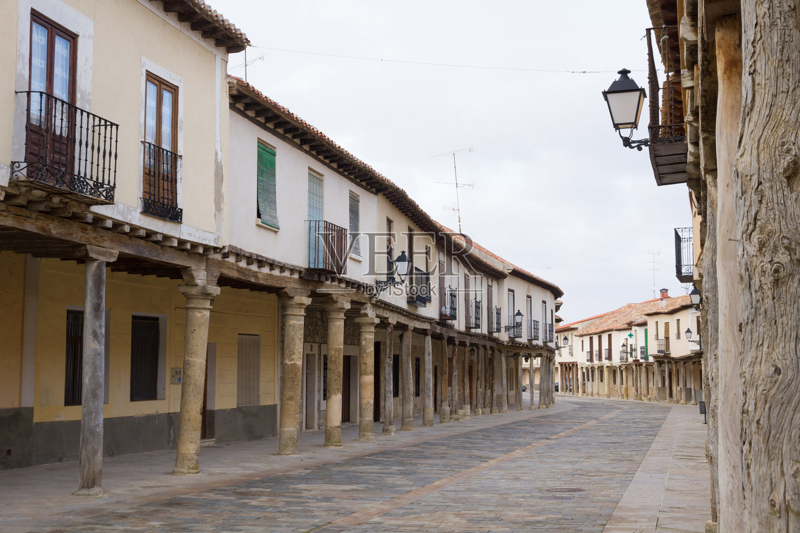 在西班牙帕伦西亚的安坎迪亚镇的主要街道上的拱廊-在西班牙帕伦西亚的安坎迪亚镇的主要街道上的拱廊照片摄影图片