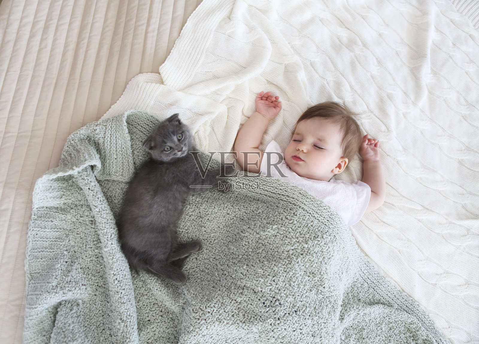 一个美丽的熟睡婴儿的特写肖像照片摄影图片