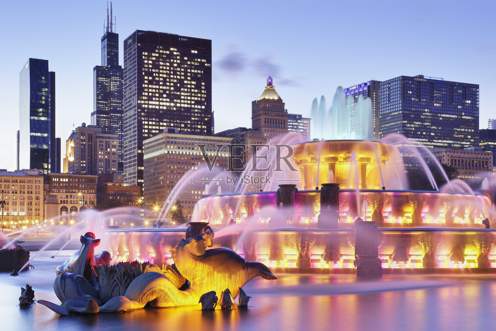 白金汉喷泉+天际线在夜晚-芝加哥照片摄影图片