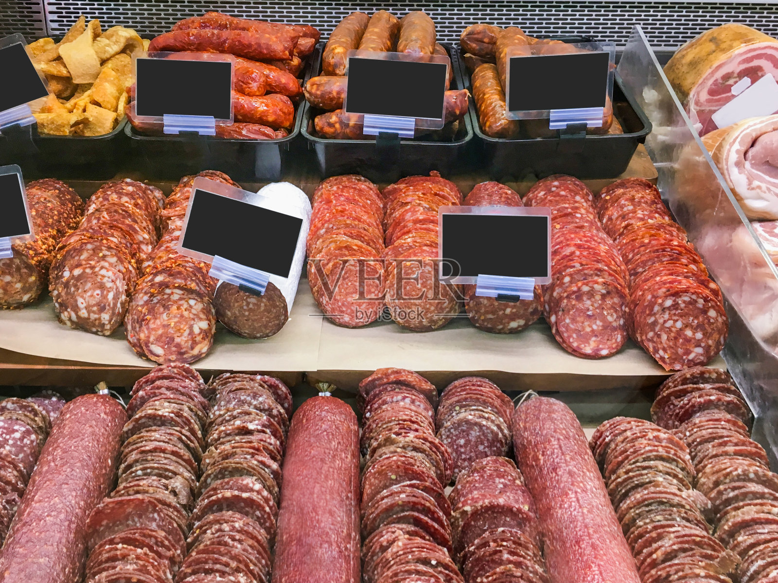 各种各样的意大利腊肠，西班牙香肠和火腿在超市展示照片摄影图片