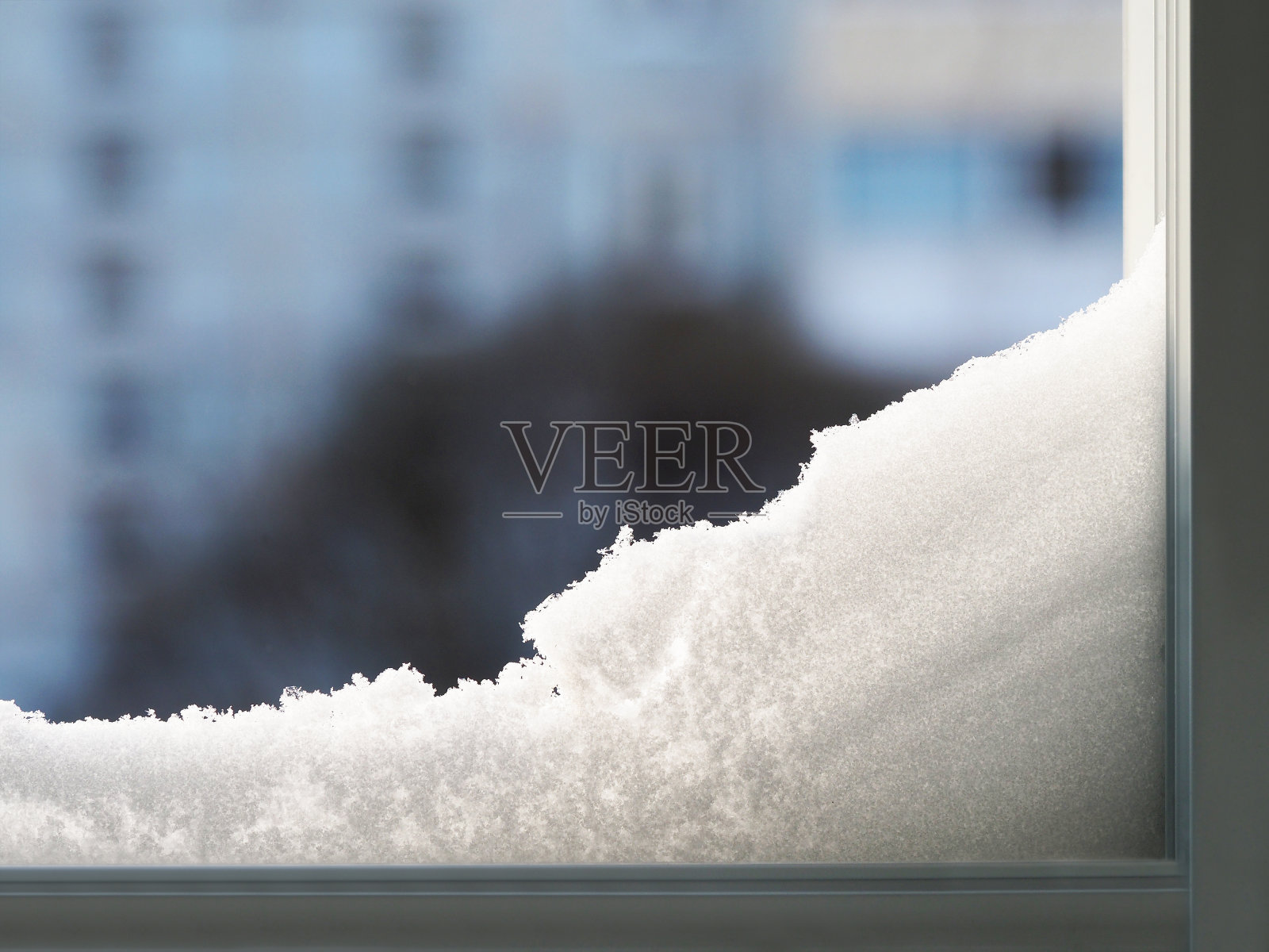 带有雪景的现代住宅窗。雪堆在窗户上。抽象的冬季背景。插画图片素材