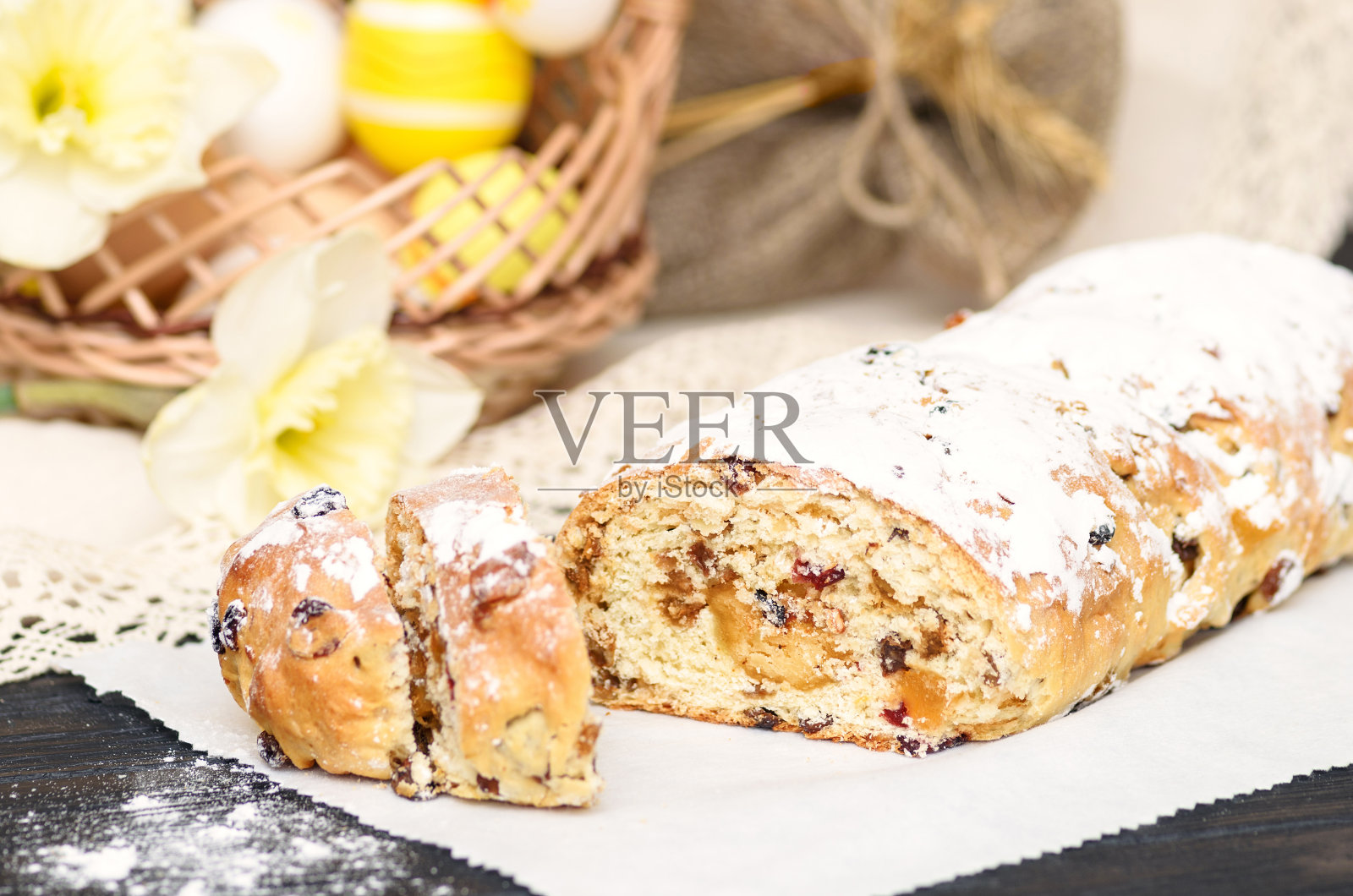 带杏仁蛋白软糖的复活节甜面包。荷兰复活节面包paasbrood。照片摄影图片
