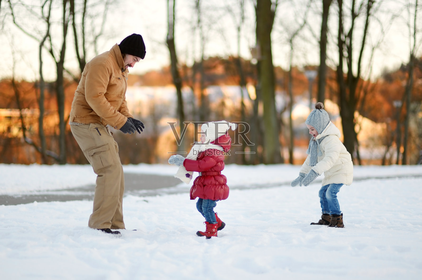 父亲和他的女儿在冬天玩照片摄影图片