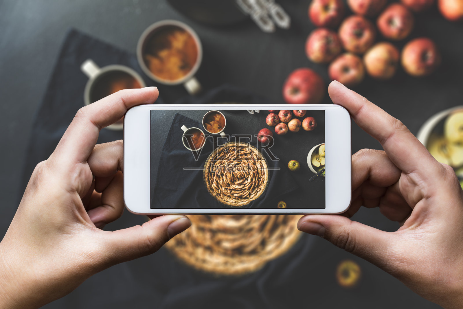 用智能手机拍摄自制的苹果派和咖啡照片摄影图片