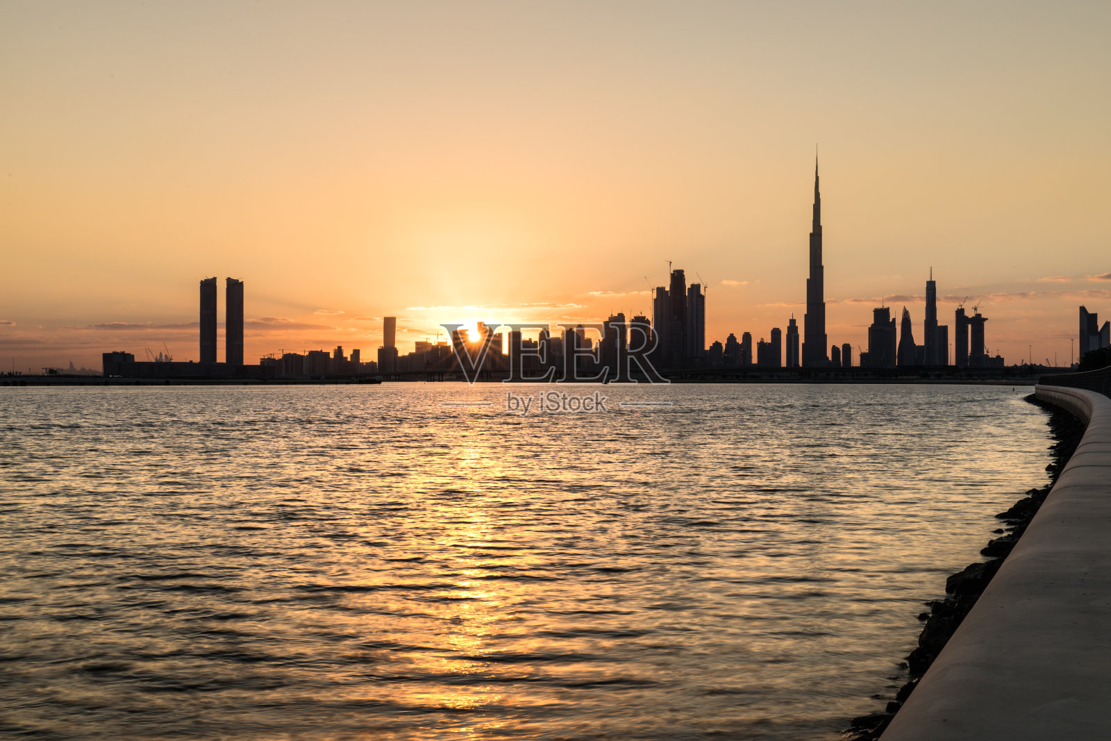 日落时迪拜市中心的剪影。照片摄影图片
