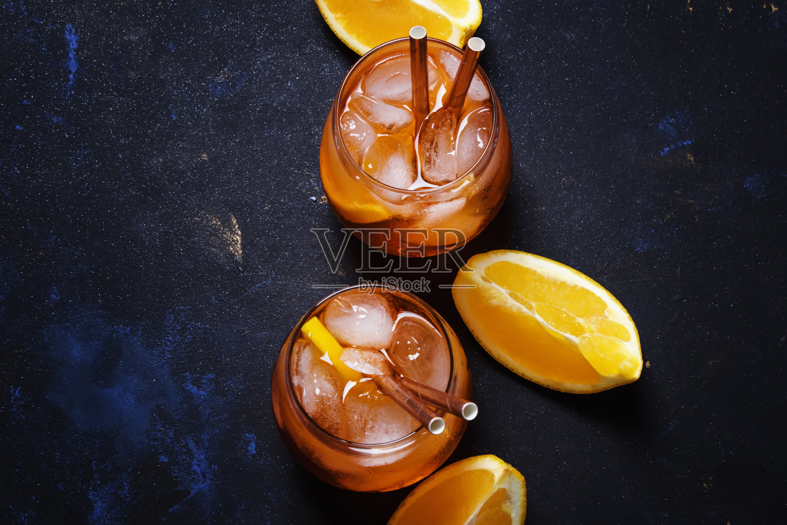 意大利橙汁鸡尾酒，配开胃酒，冰，起泡酒和橙汁照片摄影图片