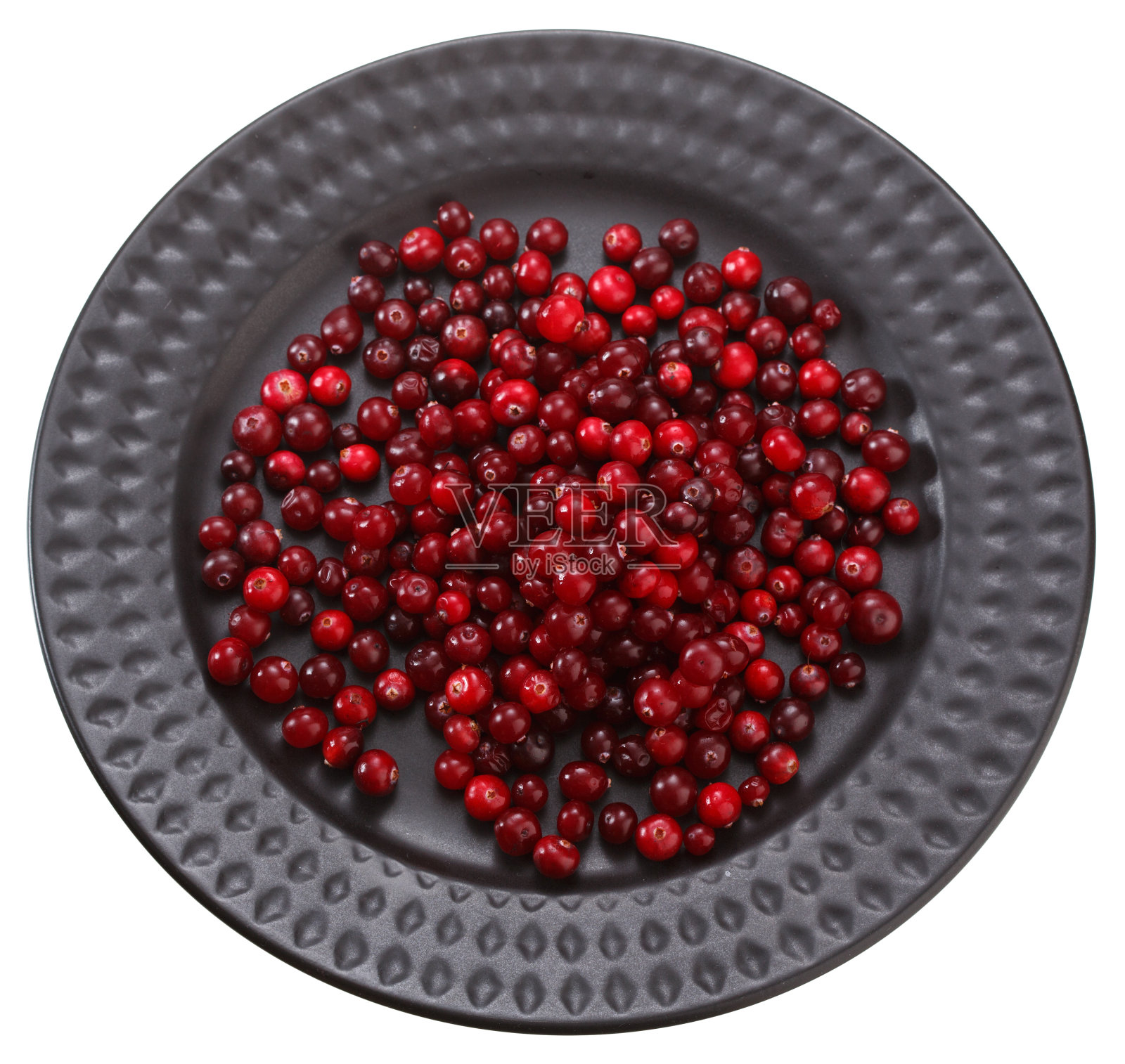 蔓越莓在黑色盘子上孤立在白色背景上照片摄影图片