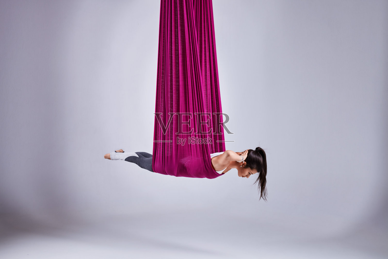空中不同倒置反重力瑜伽在吊床上照片摄影图片