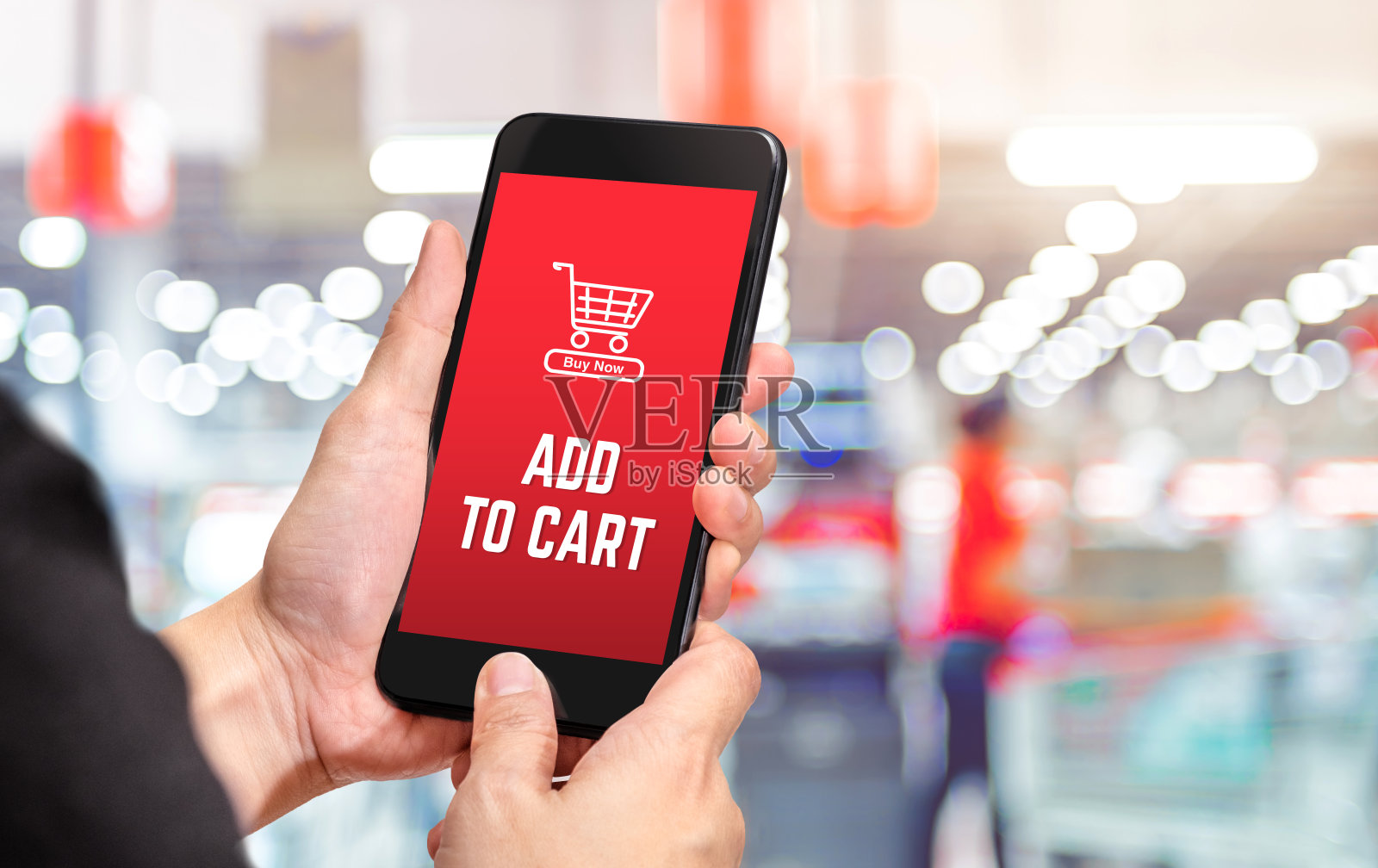 手持手机模糊客户在超市的店铺背景，网上购物的概念，电子商务业务照片摄影图片
