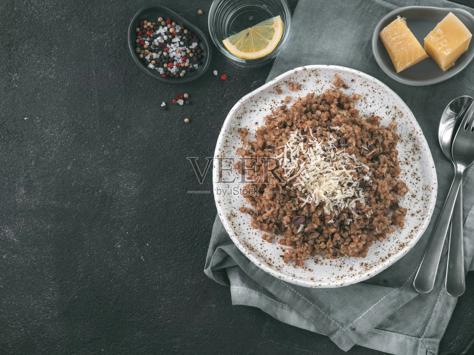 干蘑菇荞麦调味饭照片摄影图片