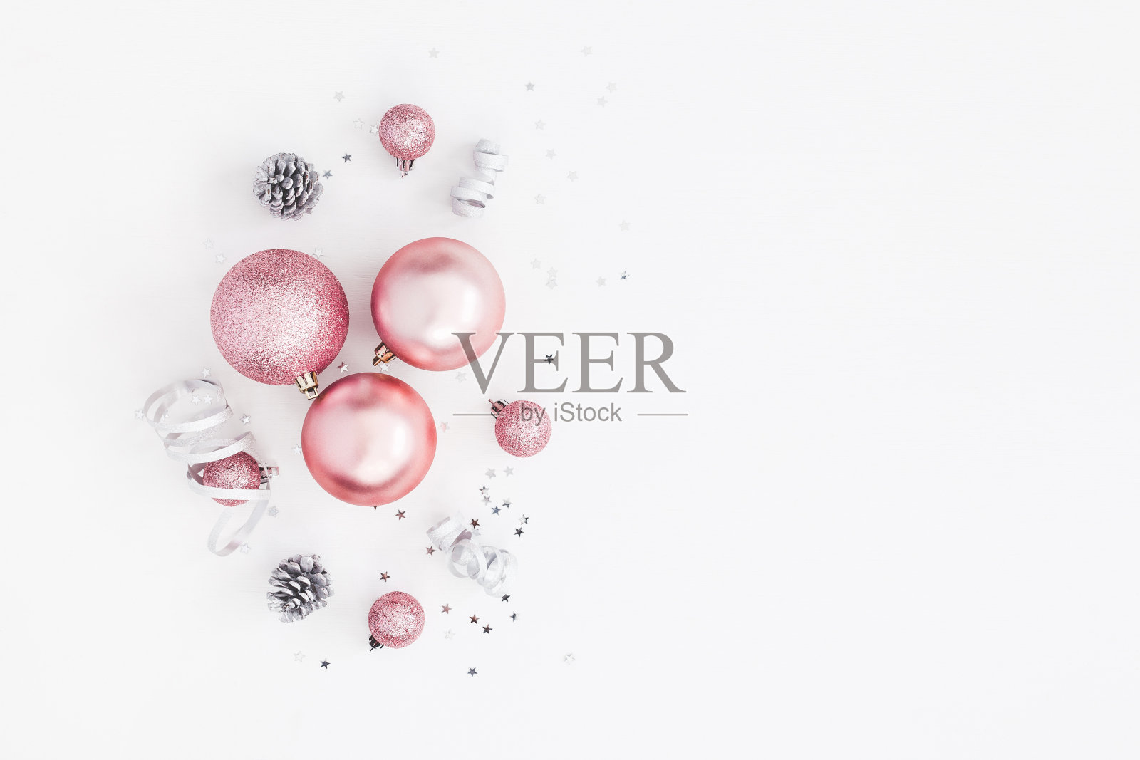 圣诞球，粉色和银色的装饰品。平躺，俯视图照片摄影图片