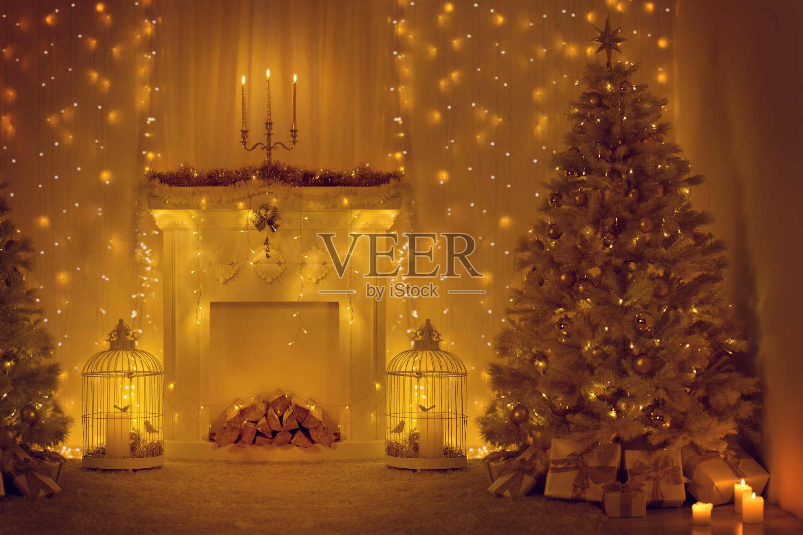 圣诞树壁炉，装饰圣诞房，节日灯在新年家庭装饰照片摄影图片