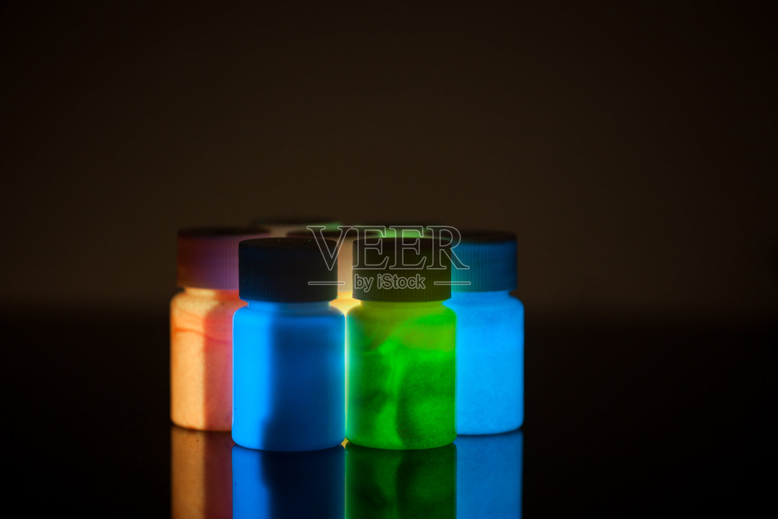 实验室紫外光激发的荧光材料照片摄影图片