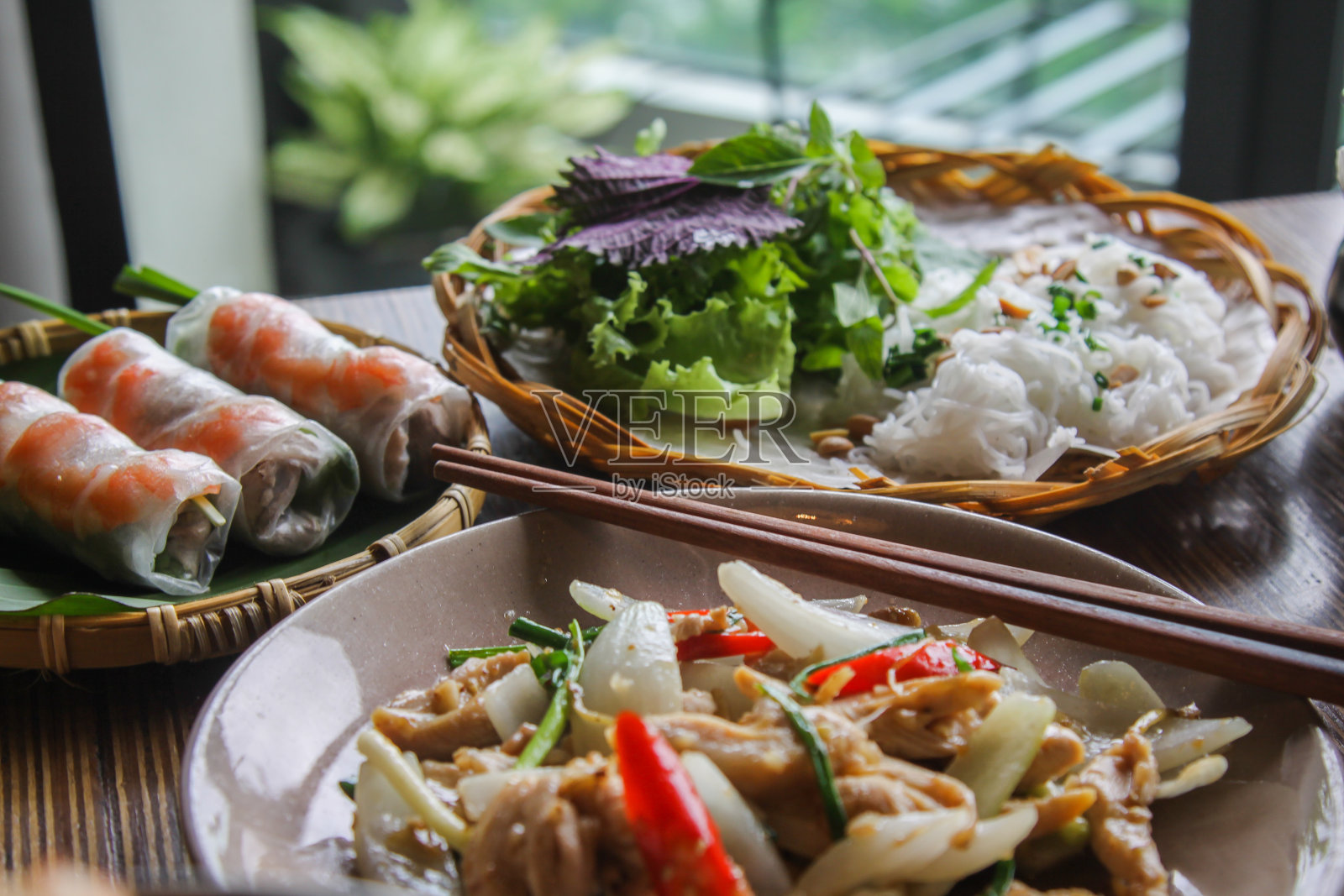 餐桌上摆放着越南菜照片摄影图片