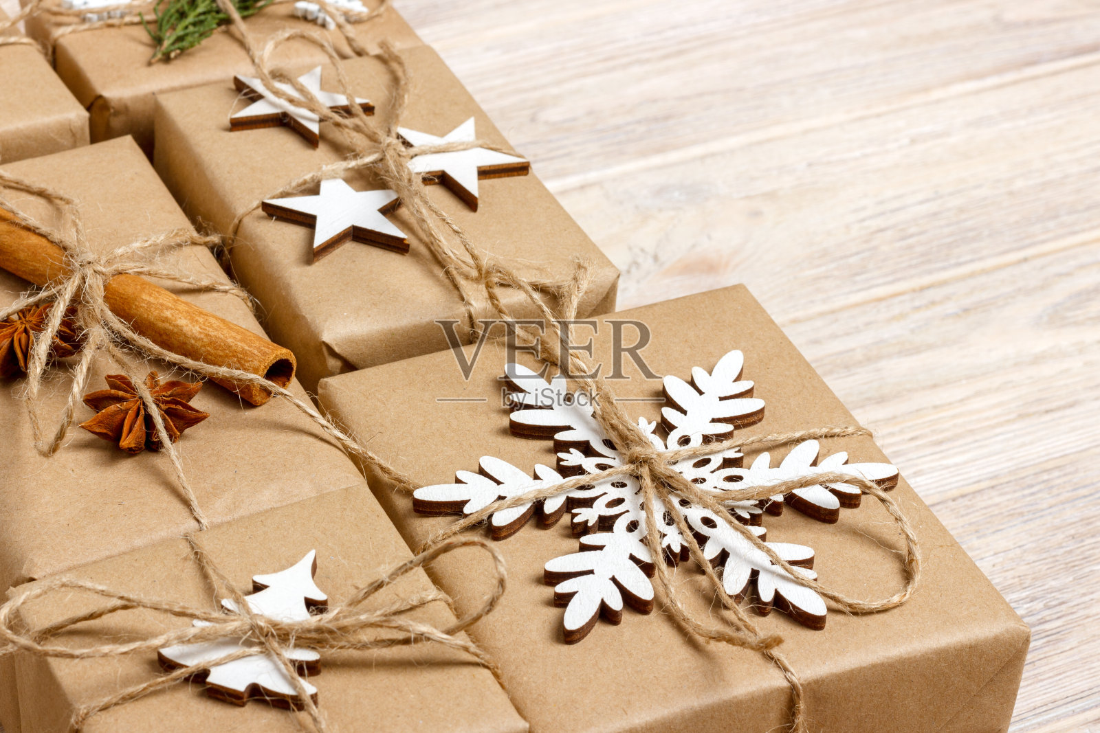 手工制作的圣诞礼物或新年礼物的乡村礼物木制背景照片摄影图片