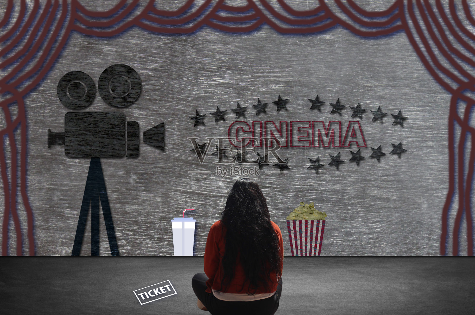 电影想象:女孩坐在黑板前照片摄影图片