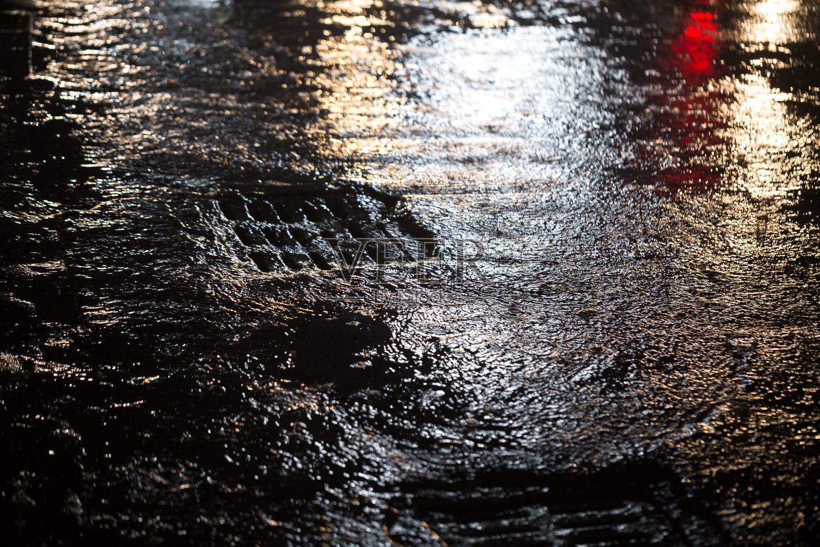 下水道用雨水在晚上用街灯照明照片摄影图片