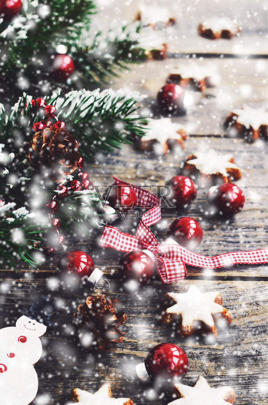 冬天的装饰有雪人、圣诞红球、姜饼和飘落的雪花照片摄影图片
