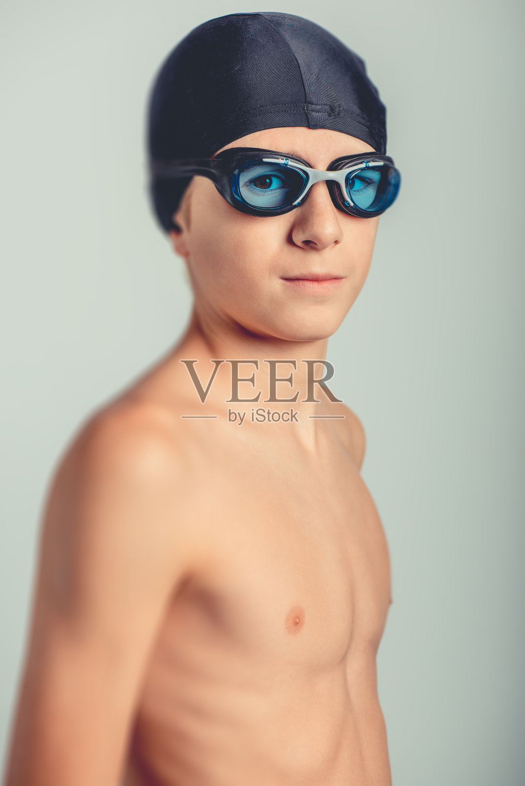 年轻的游泳运动员戴泳镜和泳帽照片摄影图片