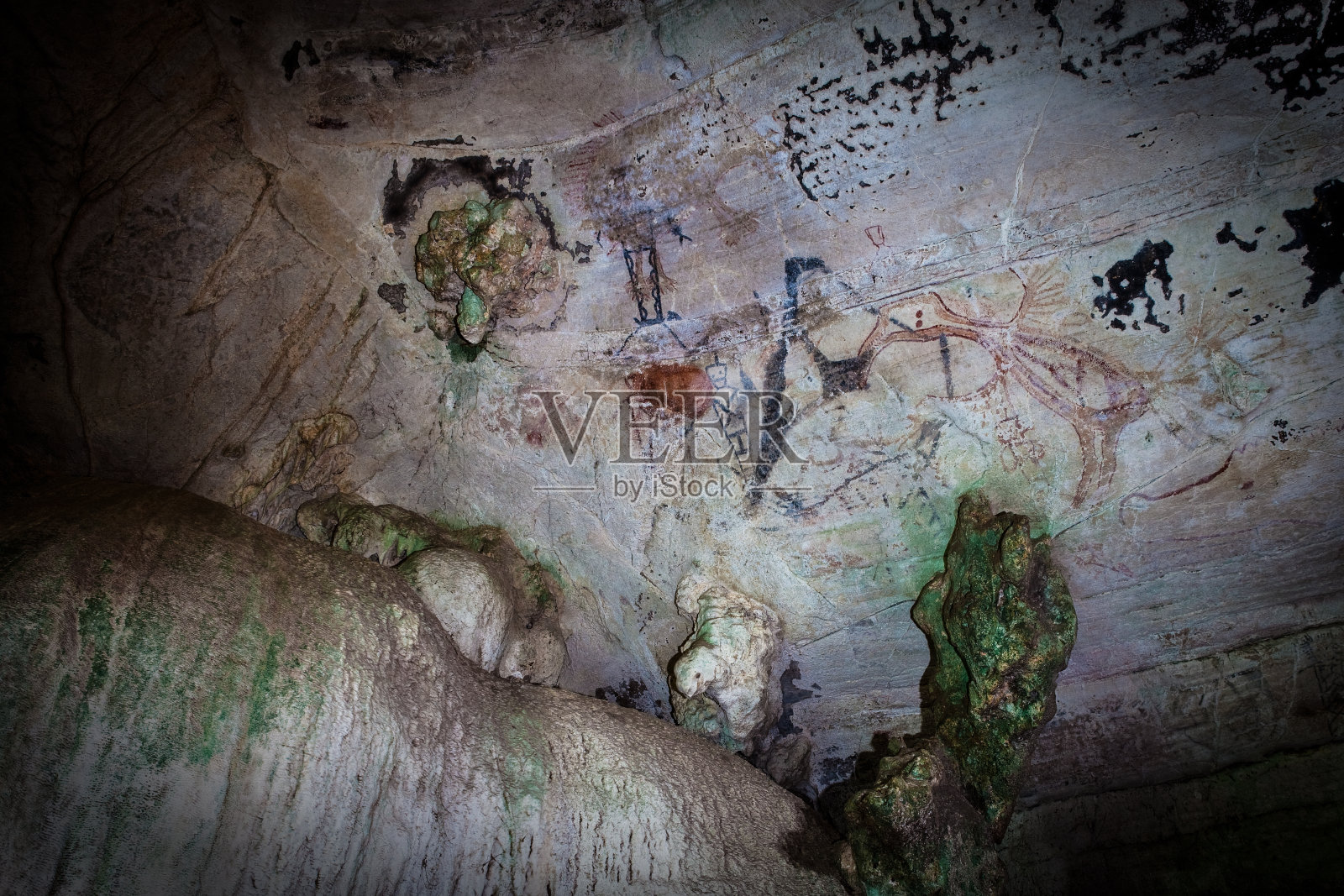 三、五千年前的史前岩洞壁画，泰国阿罗甲米照片摄影图片