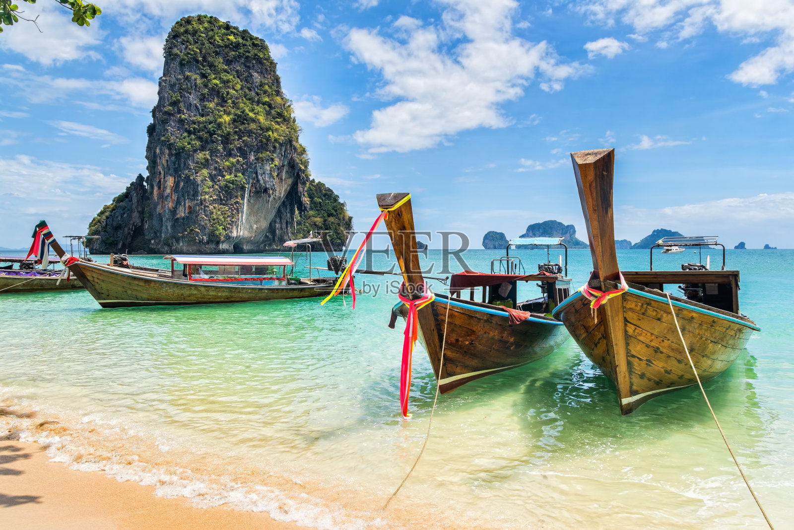 令人惊叹的美丽海滩和长尾船。地点:泰国甲米，雷莱海滩，安达曼海。艺术照片。美丽的世界。照片摄影图片