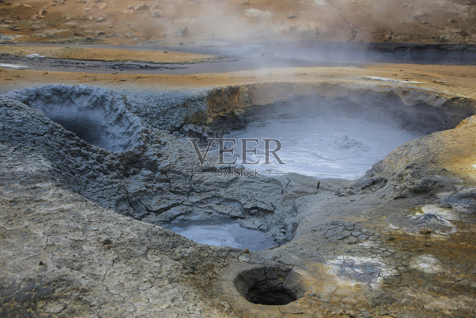 在冰岛Hverir地热地区沸腾的泥浆锅- Myvatn地区照片摄影图片