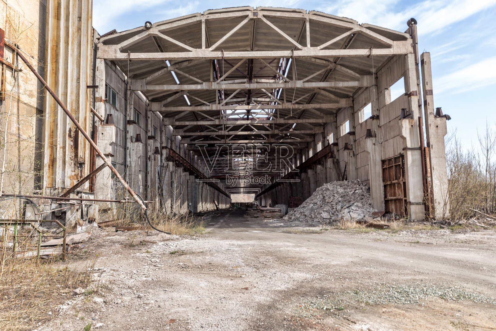 工业景观。摧毁建筑。冶金厂的废弃车间照片摄影图片