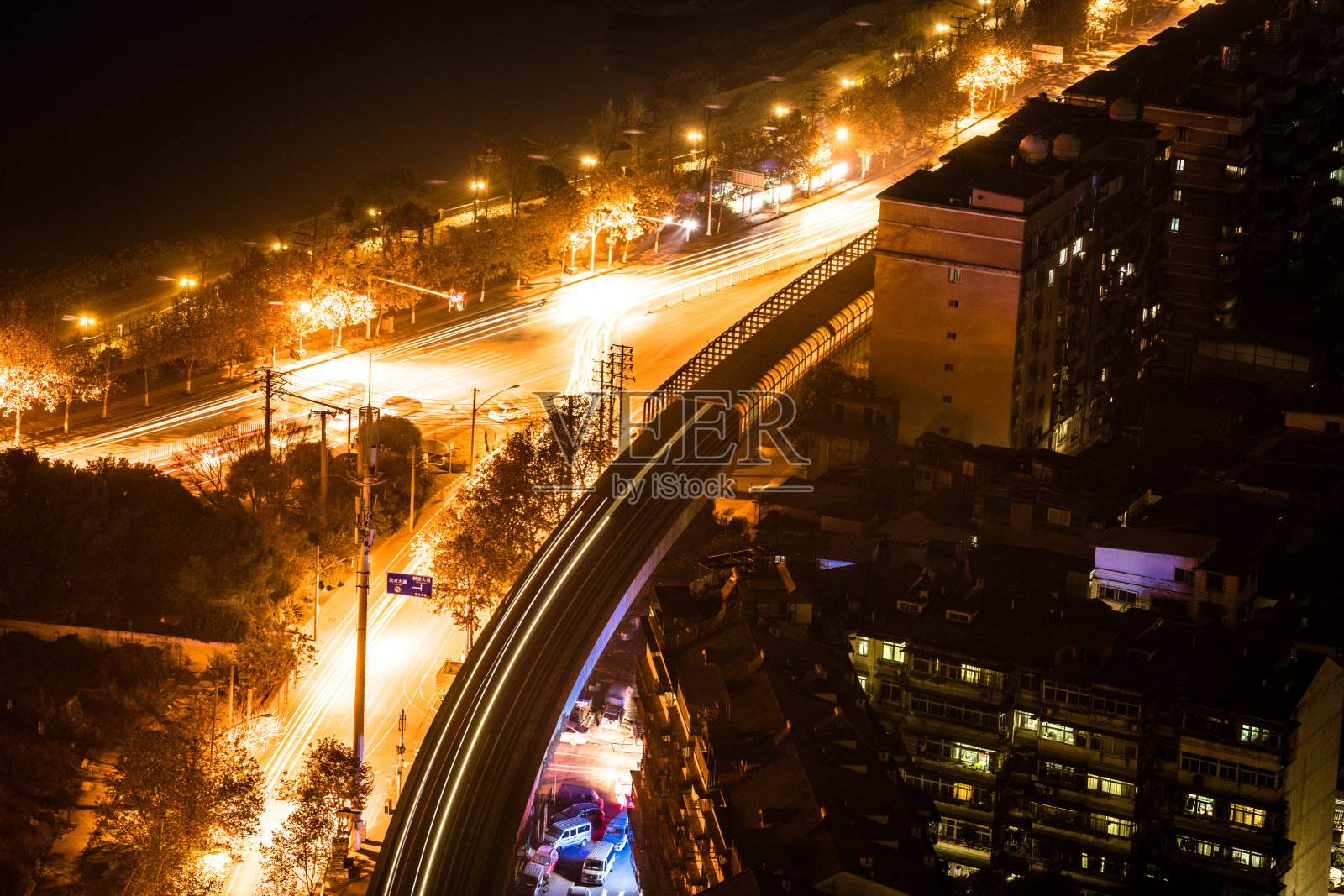 在中国中部的武汉，一个交通枢纽的空中夜景照片摄影图片
