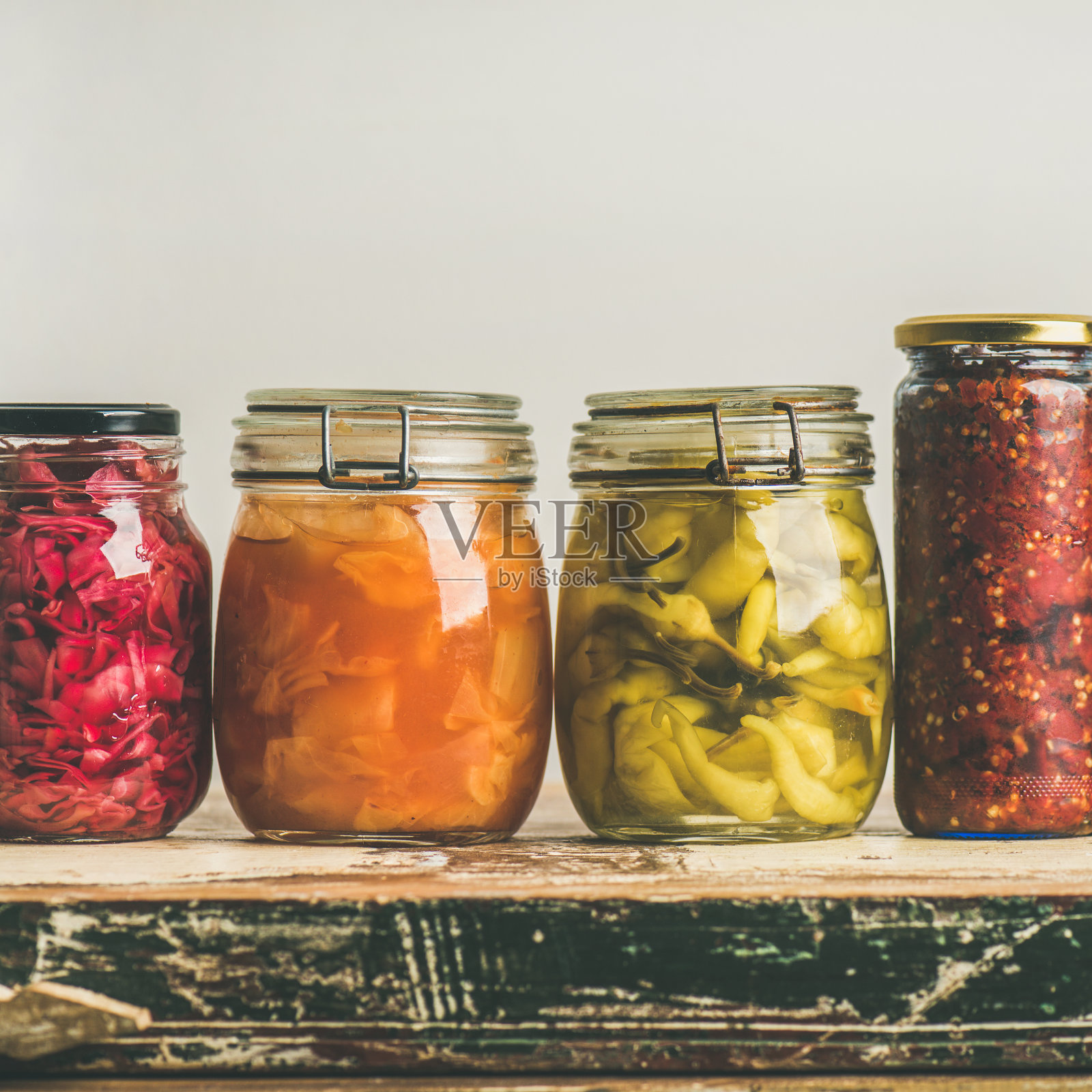 秋天腌制的五彩蔬菜在罐子里排成一排照片摄影图片