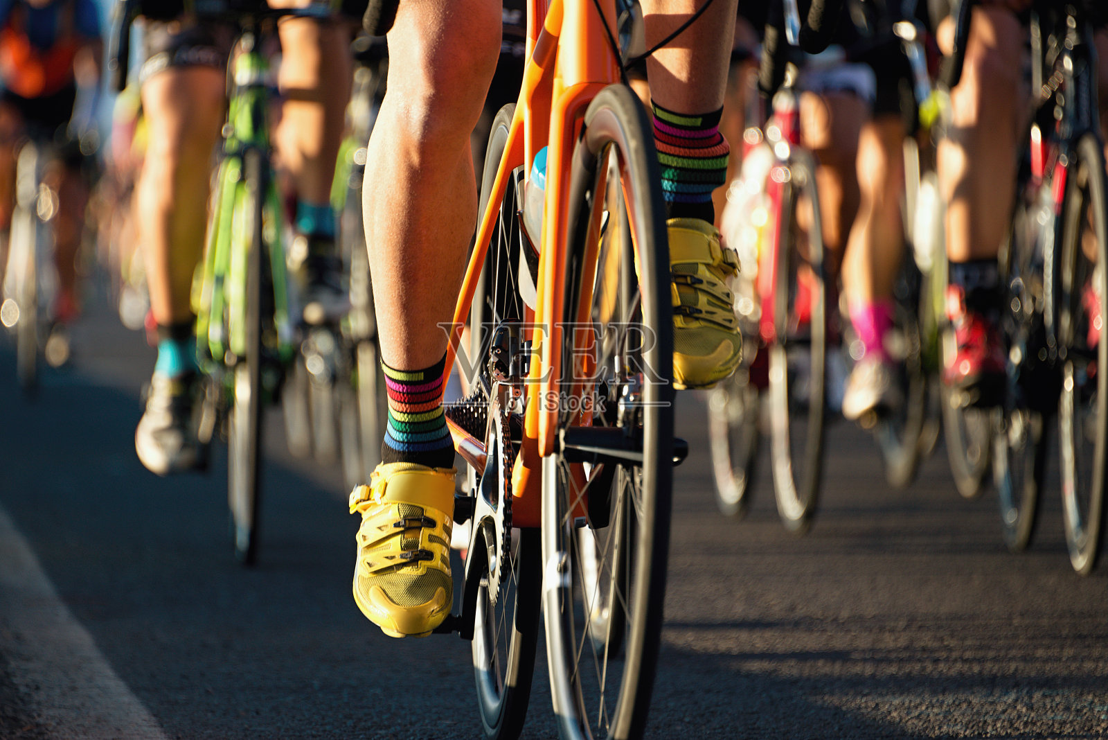 自行车比赛，自行车运动员骑自行车比赛照片摄影图片