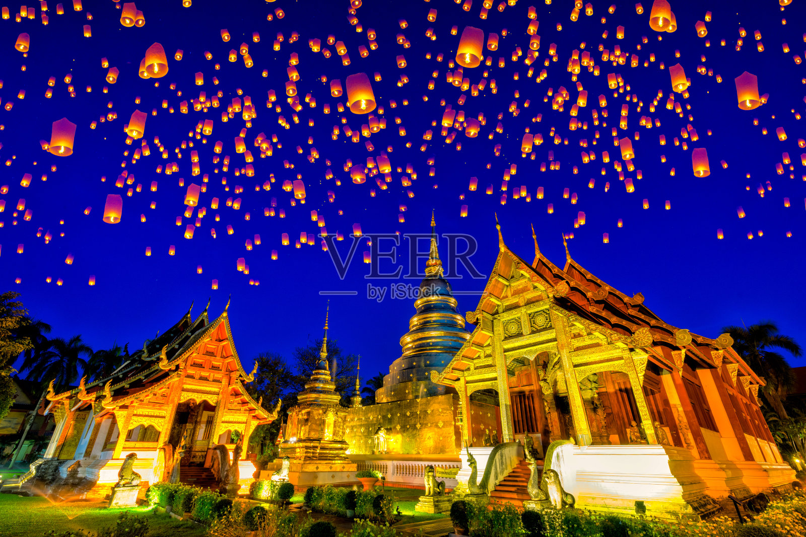 辛格寺怡鹏节的浮灯和水灯会。位于泰国清迈旧城中心的这座寺庙里有兰那艺术的最高典范。照片摄影图片