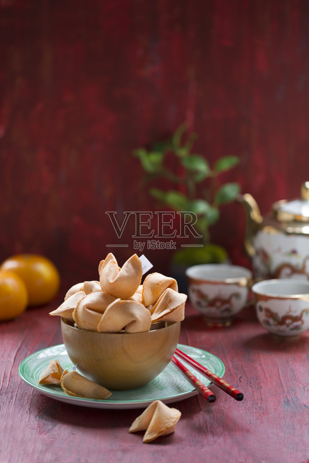 中国新年食物幸运饼干的红色木制背景。照片摄影图片