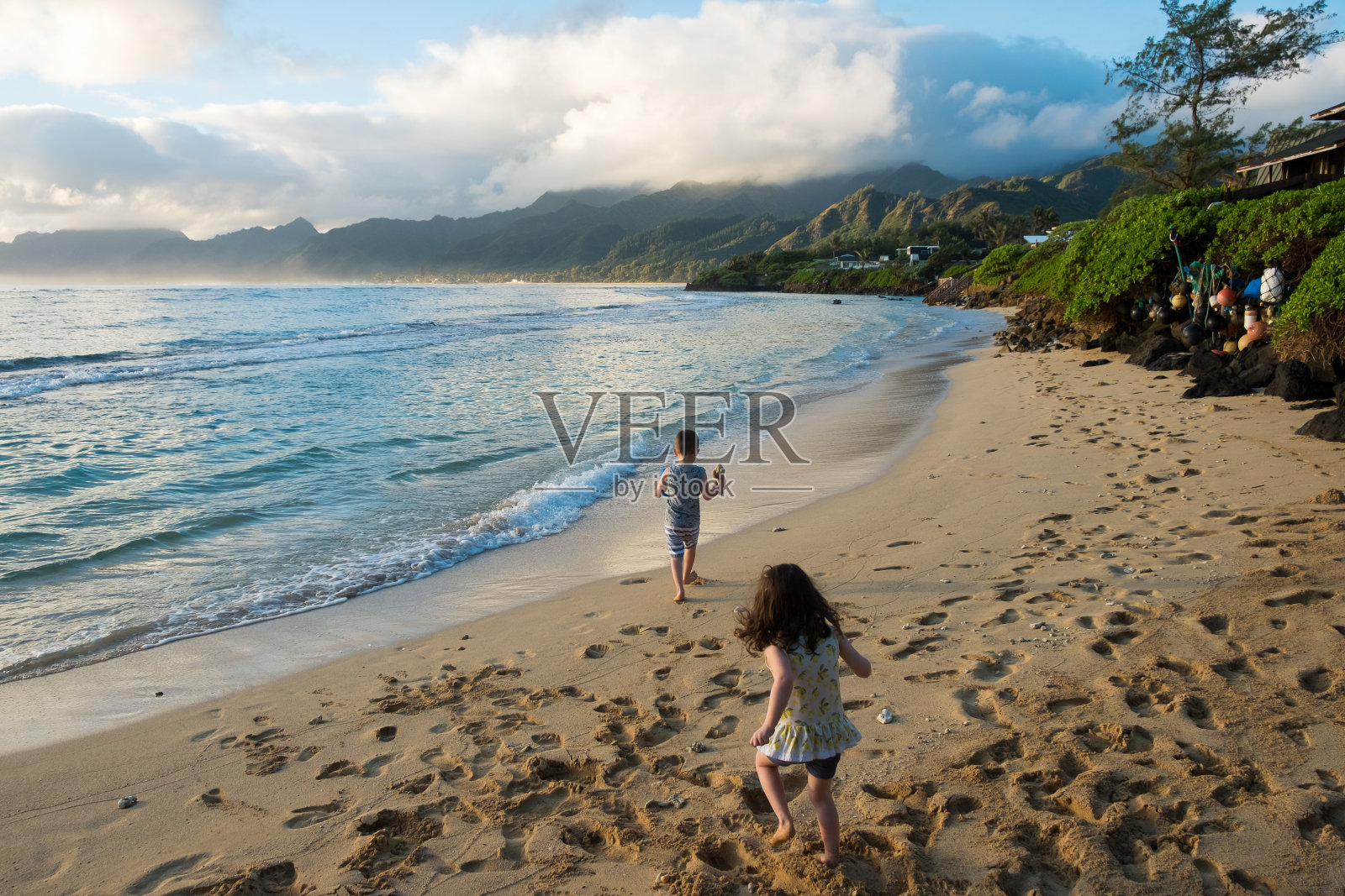 在夏威夷瓦胡岛海滩上玩耍的孩子照片摄影图片
