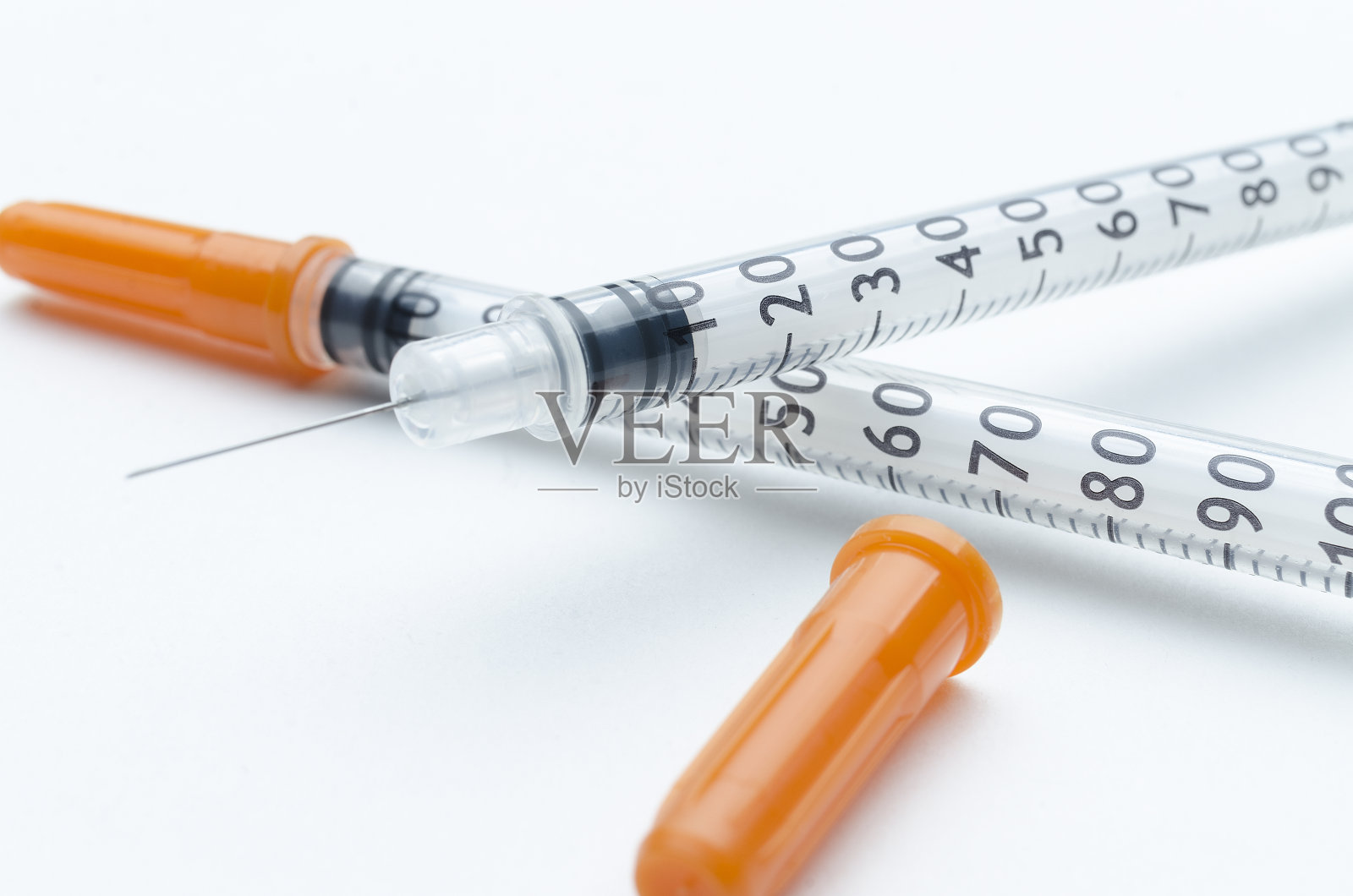 胰岛素注射器的白色背景，特写照片摄影图片
