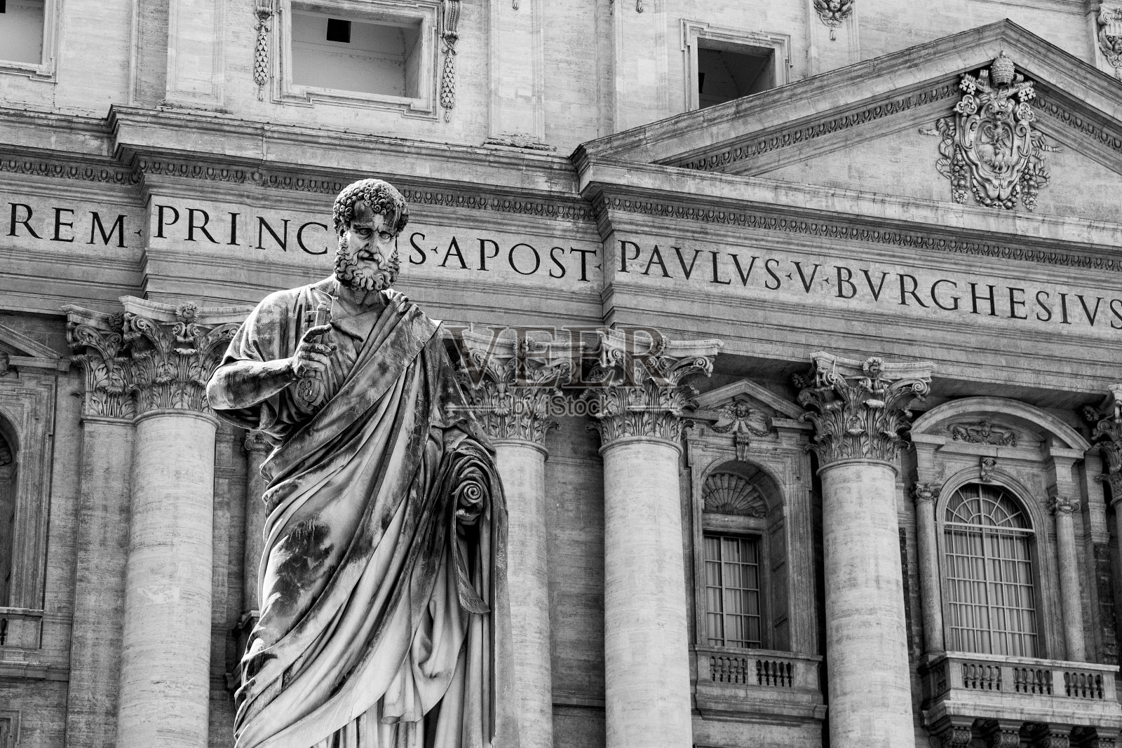 梵蒂冈圣彼得大教堂附近一座雕像的黑白照片照片摄影图片