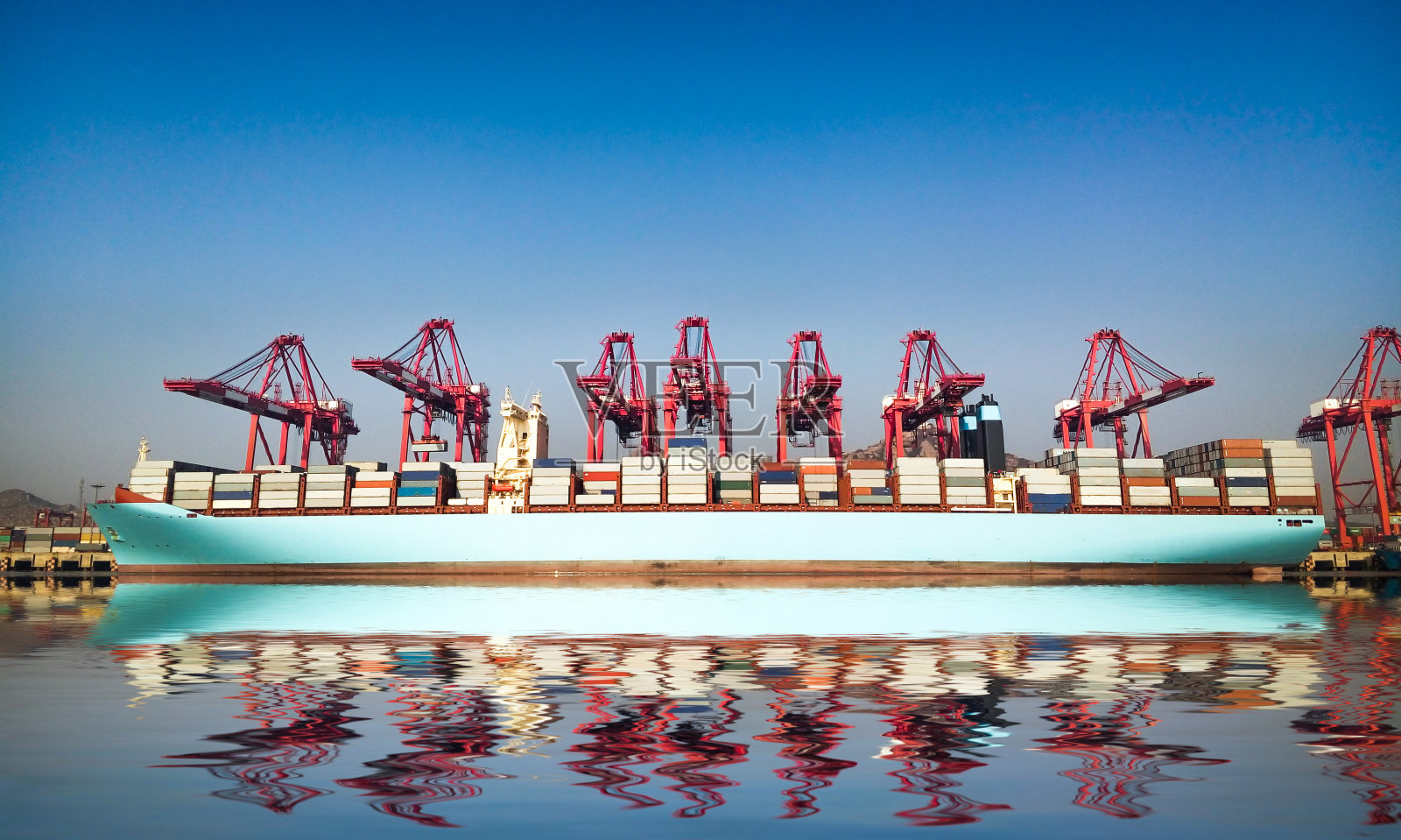汉堡港的一艘集装箱船，照片摄影图片