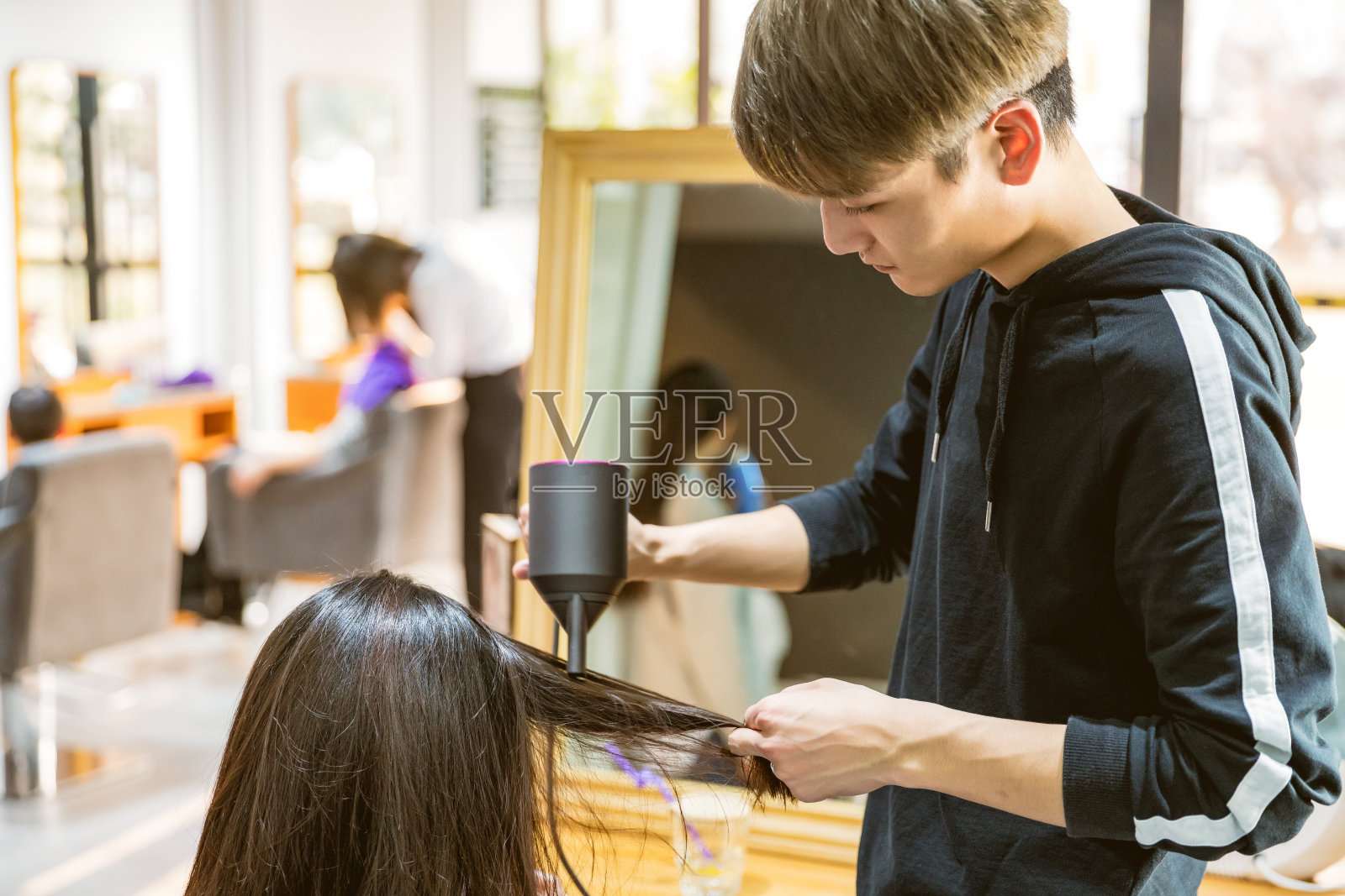 一个女人正在美发店做发型照片摄影图片