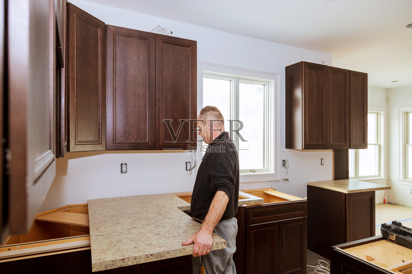 承包商安装一个新的层压板厨房台面照片摄影图片