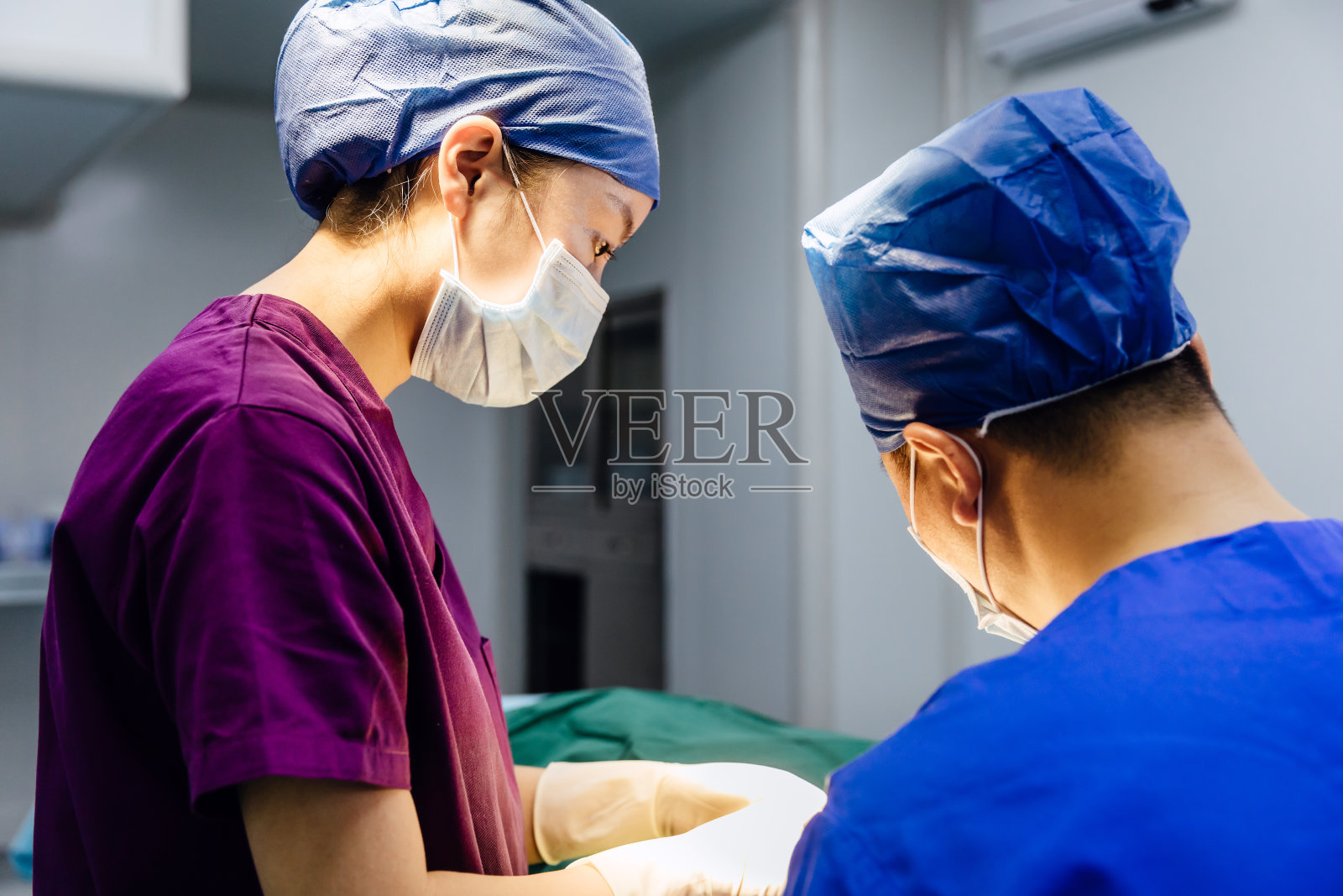 亚洲两名外科医生在外科手术室工作照片摄影图片